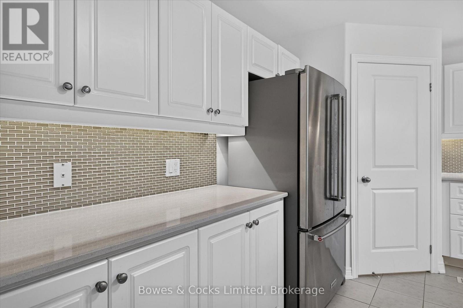 534 Grange Way, Peterborough (Northcrest Ward 5), ON - Indoor Photo Showing Kitchen