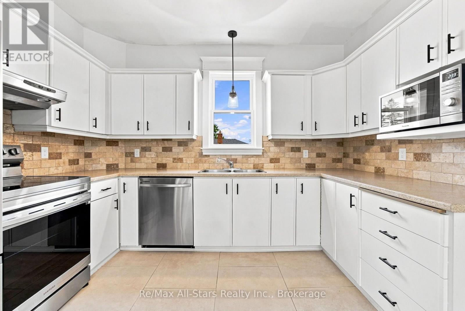 20 Mary Street E, Kawartha Lakes (Lindsay), ON - Indoor Photo Showing Kitchen With Double Sink