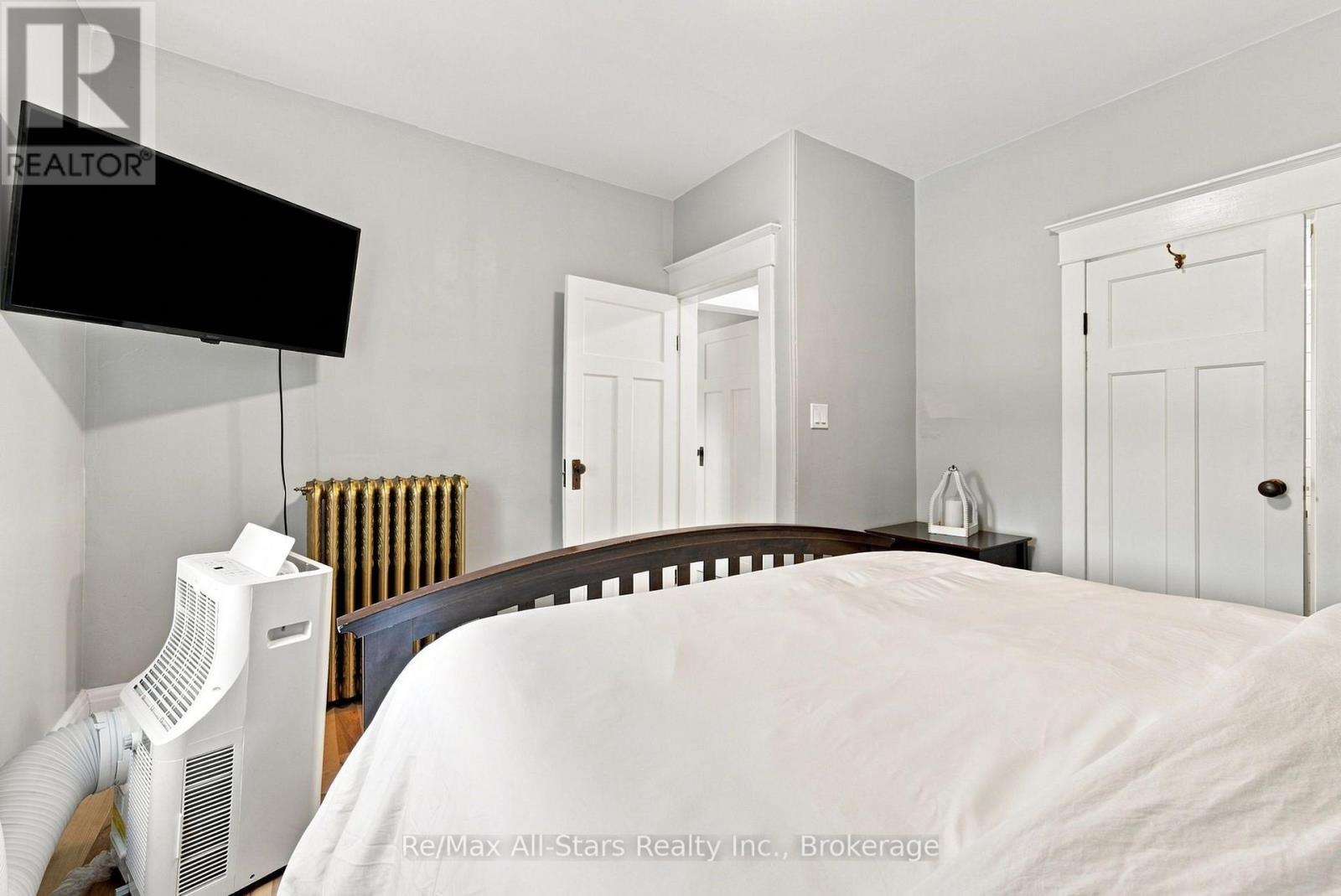 20 Mary Street E, Kawartha Lakes (Lindsay), ON - Indoor Photo Showing Bedroom
