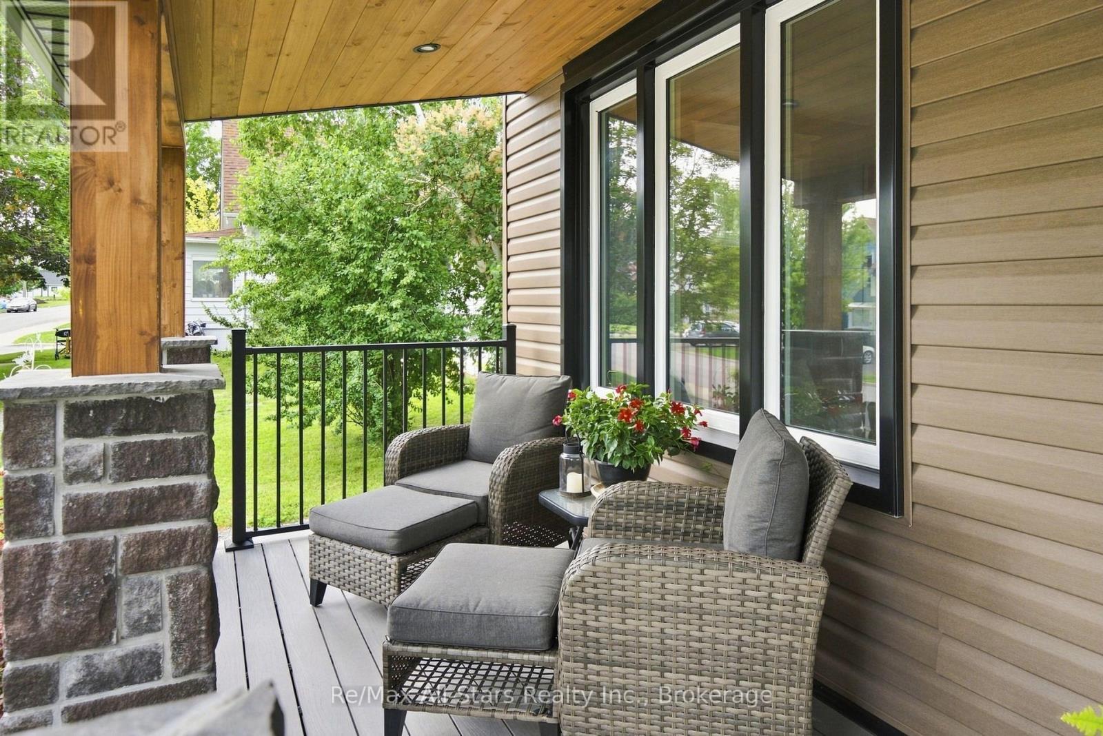 20 Mary Street E, Kawartha Lakes (Lindsay), ON - Outdoor With Deck Patio Veranda With Exterior