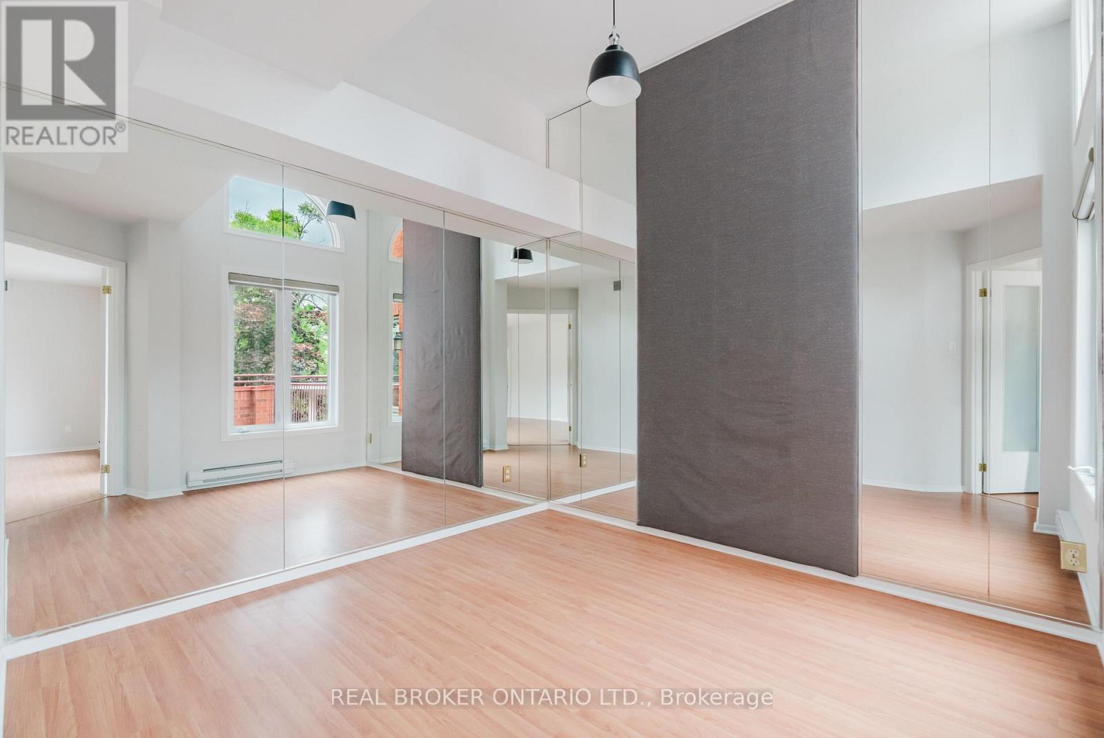 10 - 405 Laurier Avenue E, Ottawa, ON - Indoor Photo Showing Other Room