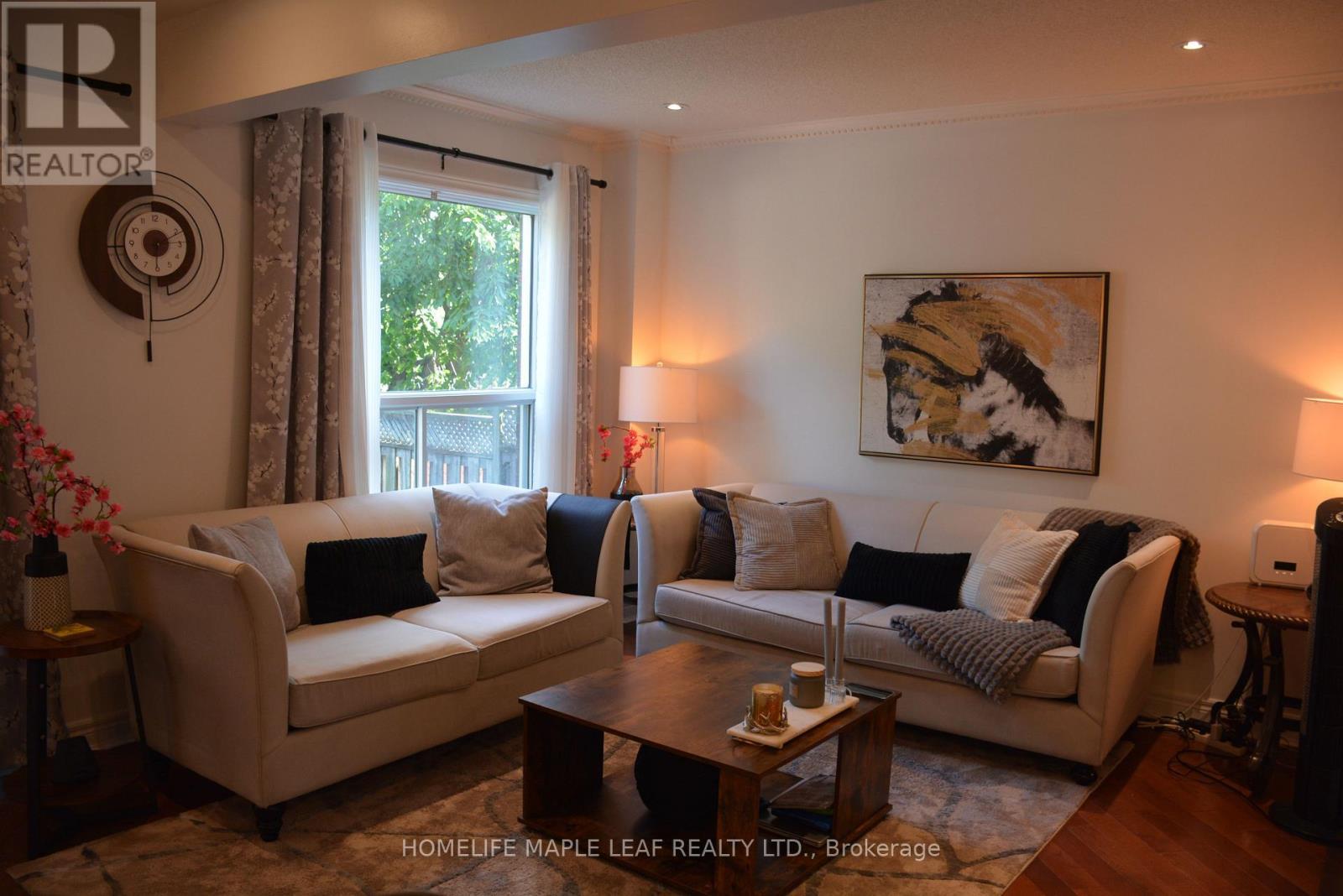 29 Stonebriar Drive, Vaughan, ON - Indoor Photo Showing Living Room