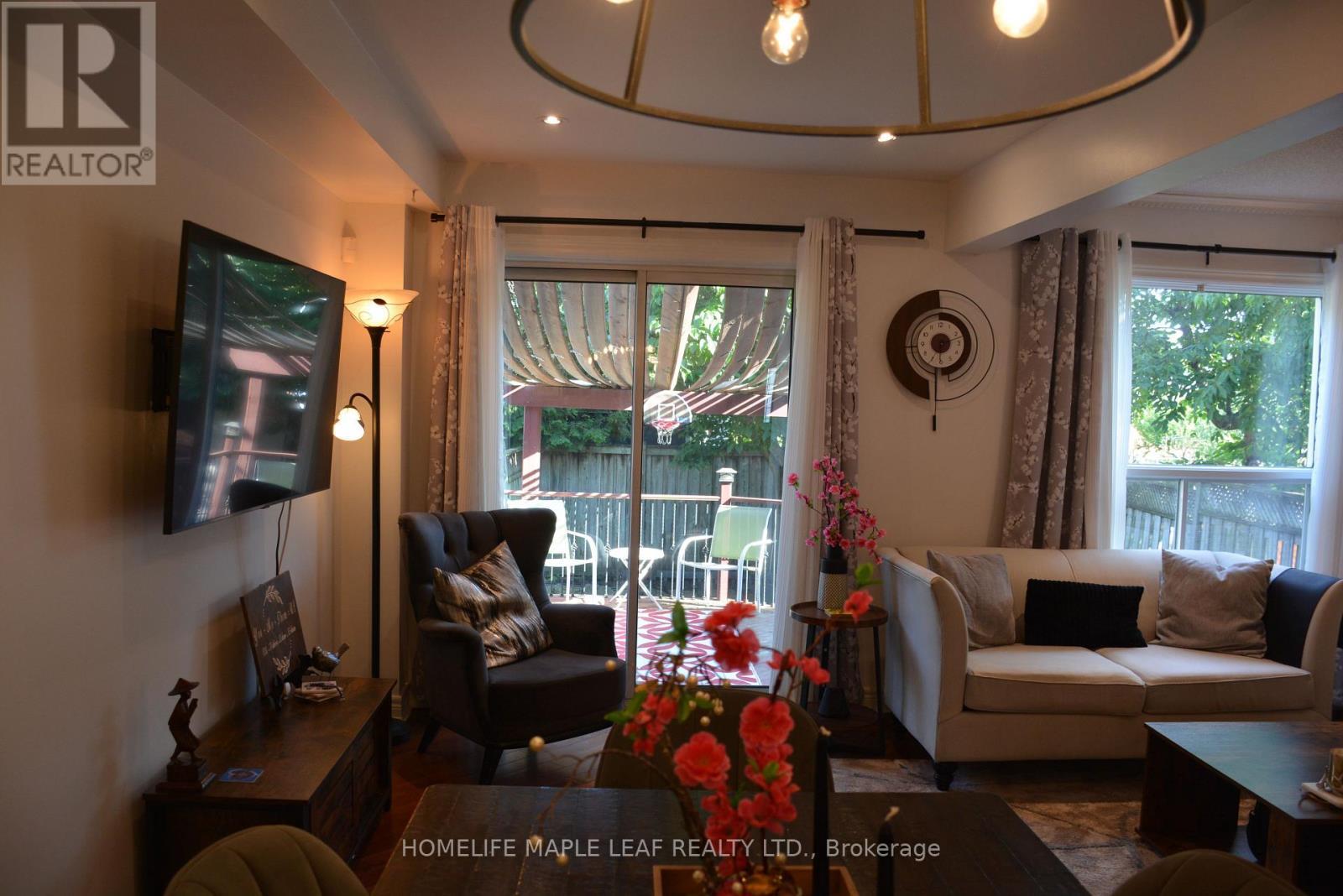 29 Stonebriar Drive, Vaughan, ON - Indoor Photo Showing Living Room