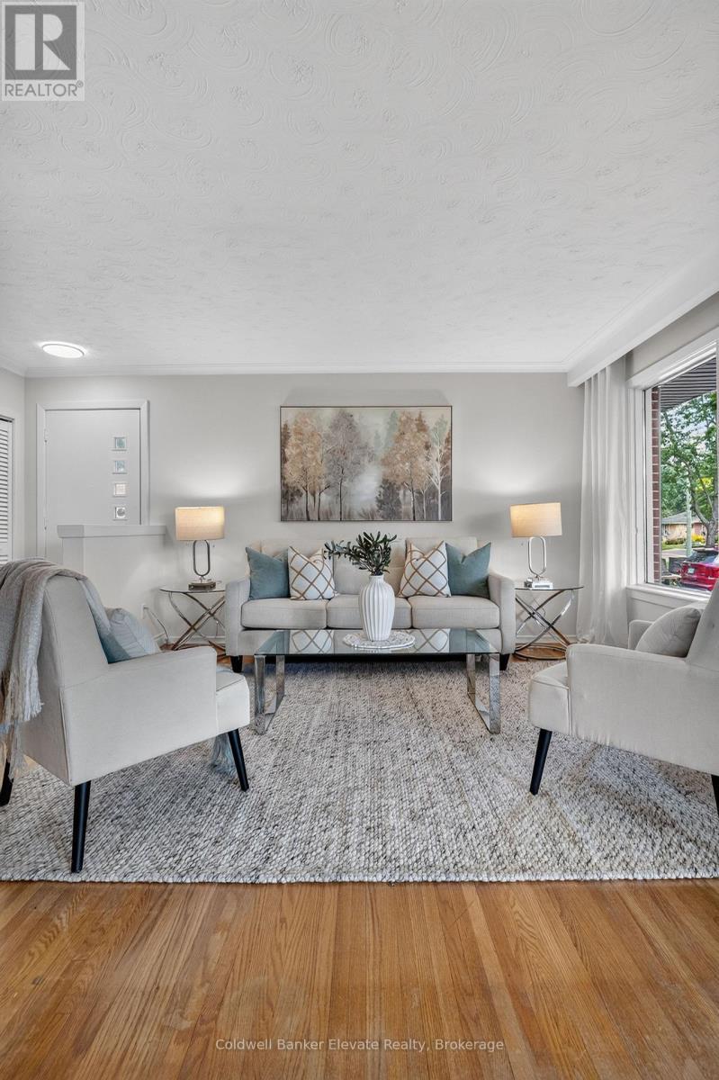 46 Mcintyre Crescent, Halton Hills, ON - Indoor Photo Showing Living Room