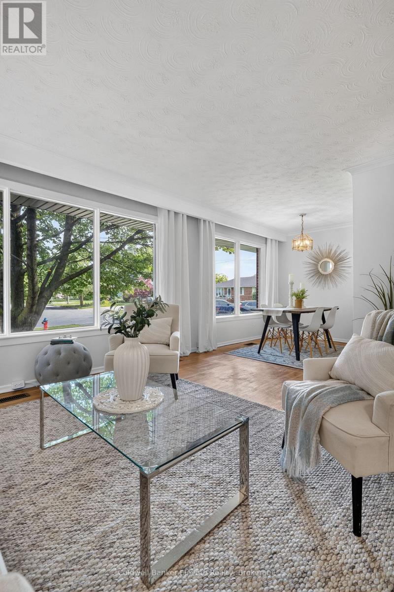 46 Mcintyre Crescent, Halton Hills, ON - Indoor Photo Showing Living Room