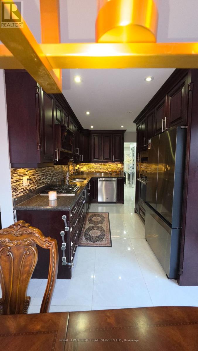 323 Winfield Terrace, Mississauga, ON - Indoor Photo Showing Other Room
