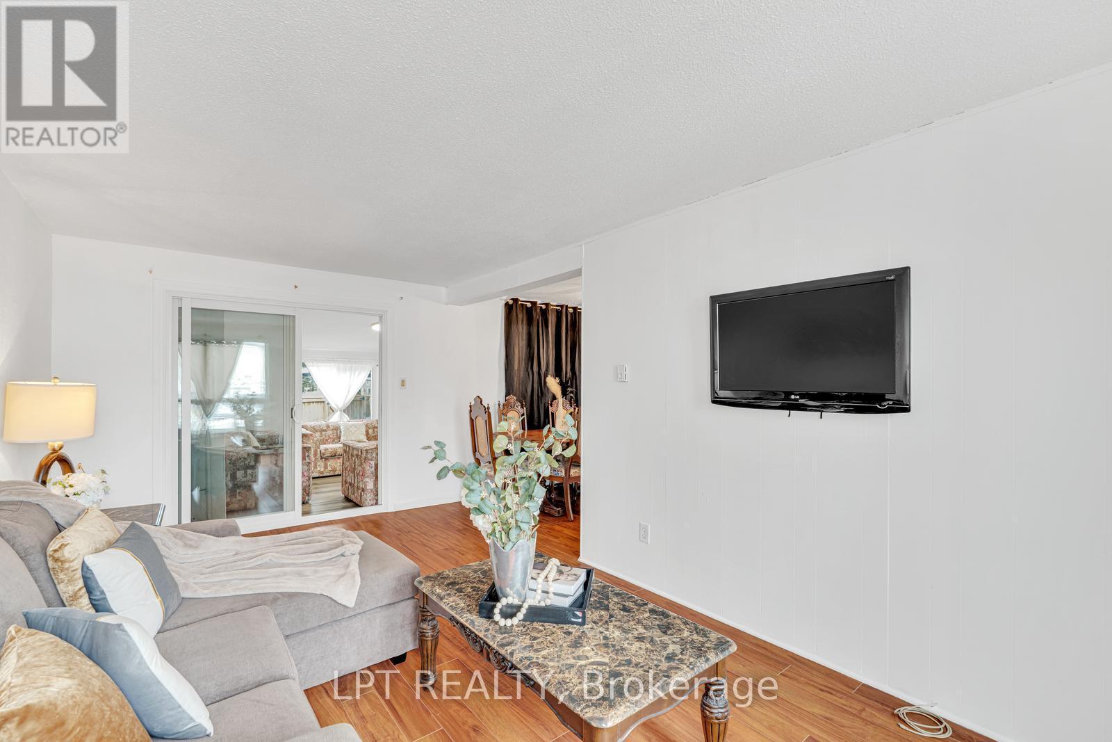 95 Huntingwood Crescent, Brampton, ON - Indoor Photo Showing Living Room