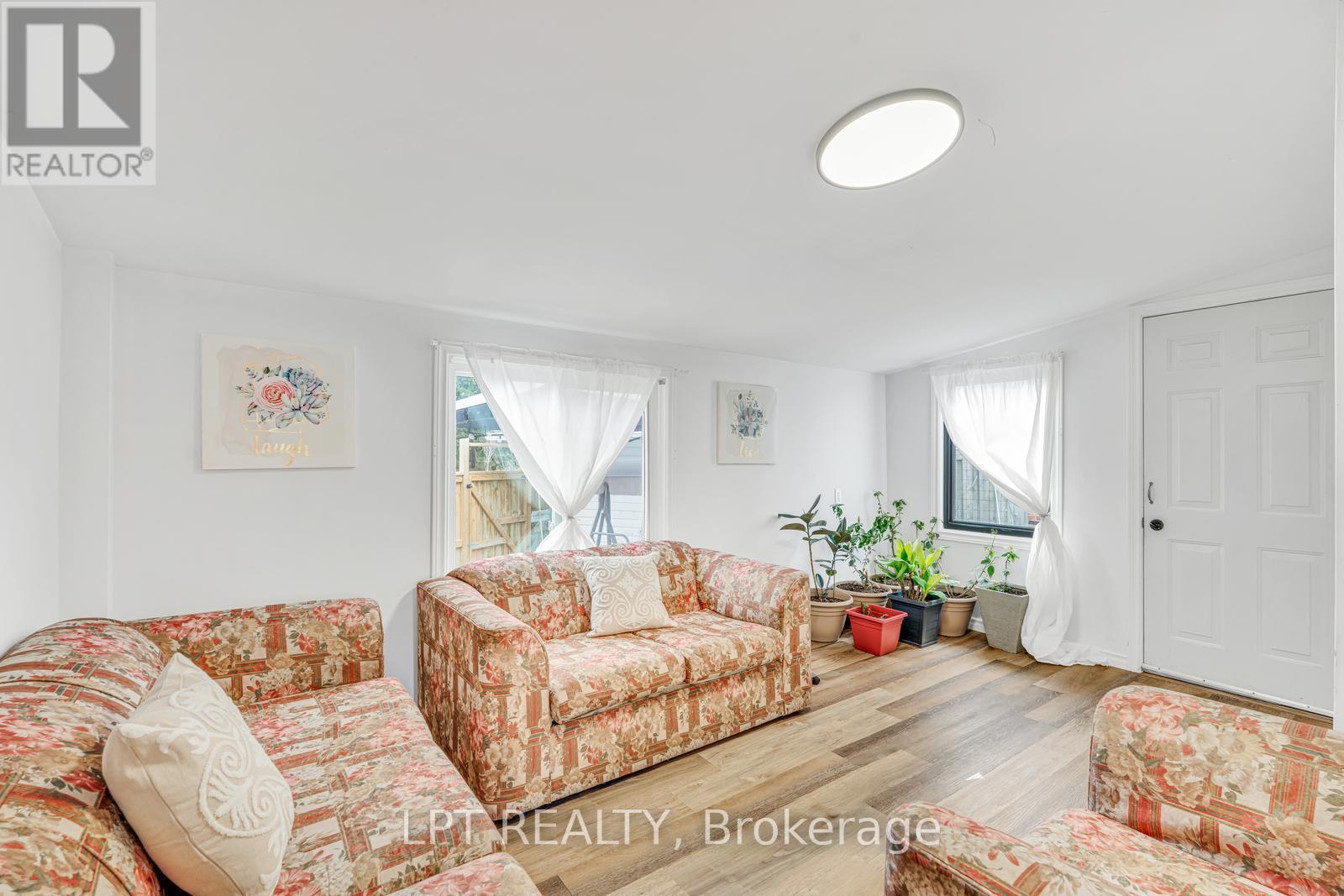 95 Huntingwood Crescent, Brampton, ON - Indoor Photo Showing Living Room
