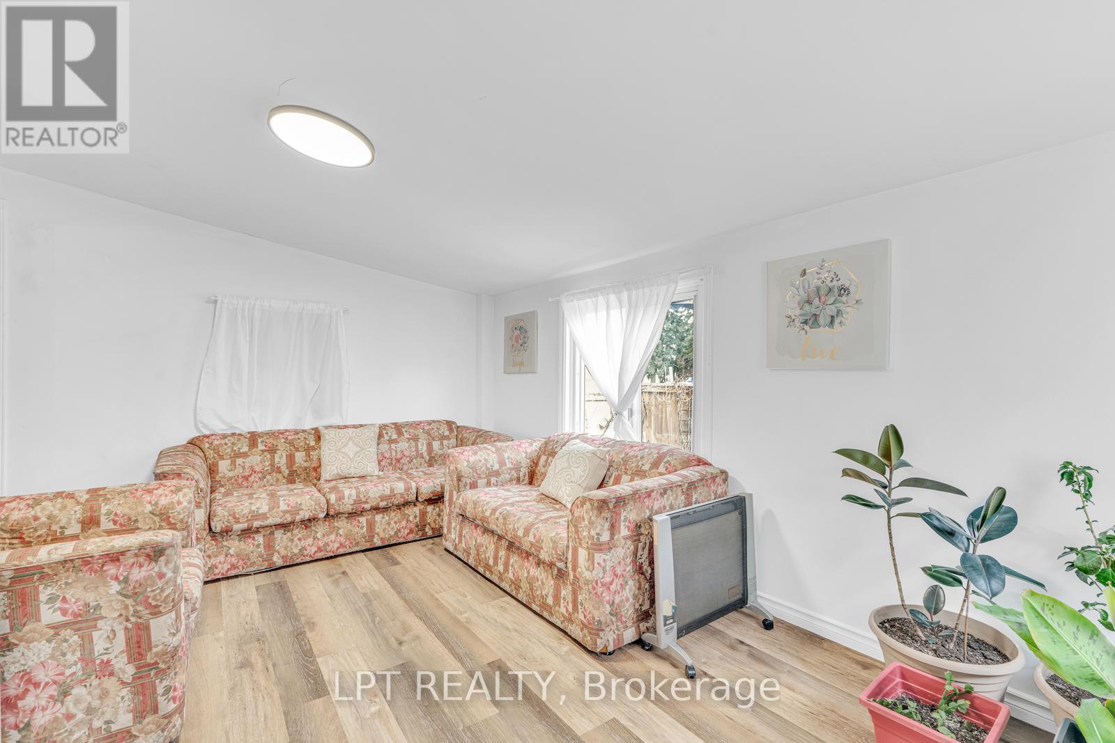 95 Huntingwood Crescent, Brampton, ON - Indoor Photo Showing Living Room