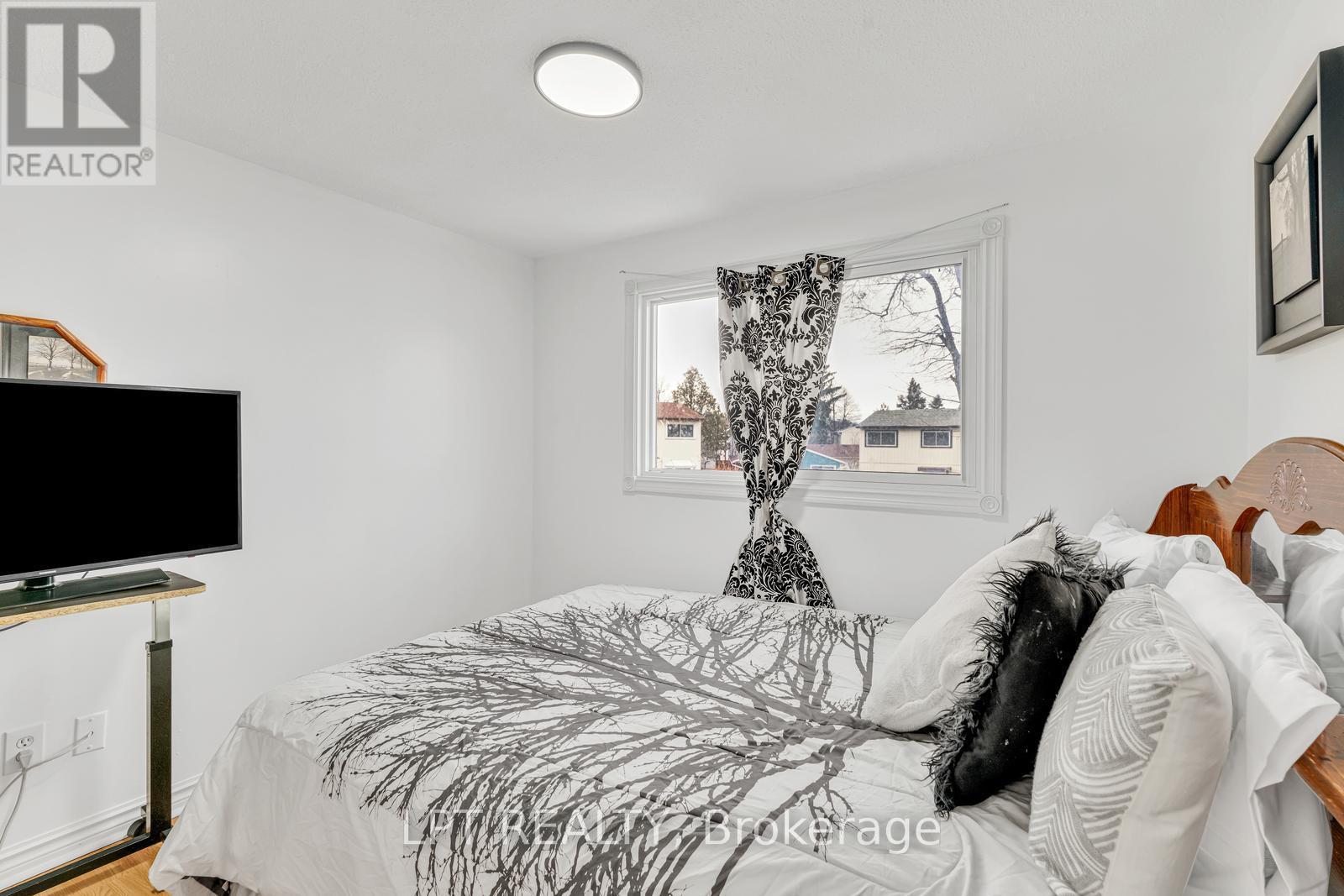 95 Huntingwood Crescent, Brampton, ON - Indoor Photo Showing Bedroom
