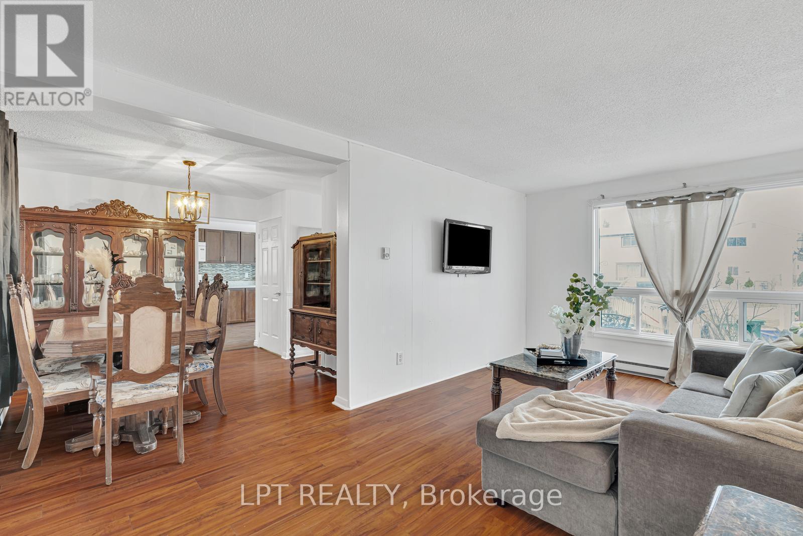 95 Huntingwood Crescent, Brampton, ON - Indoor Photo Showing Living Room