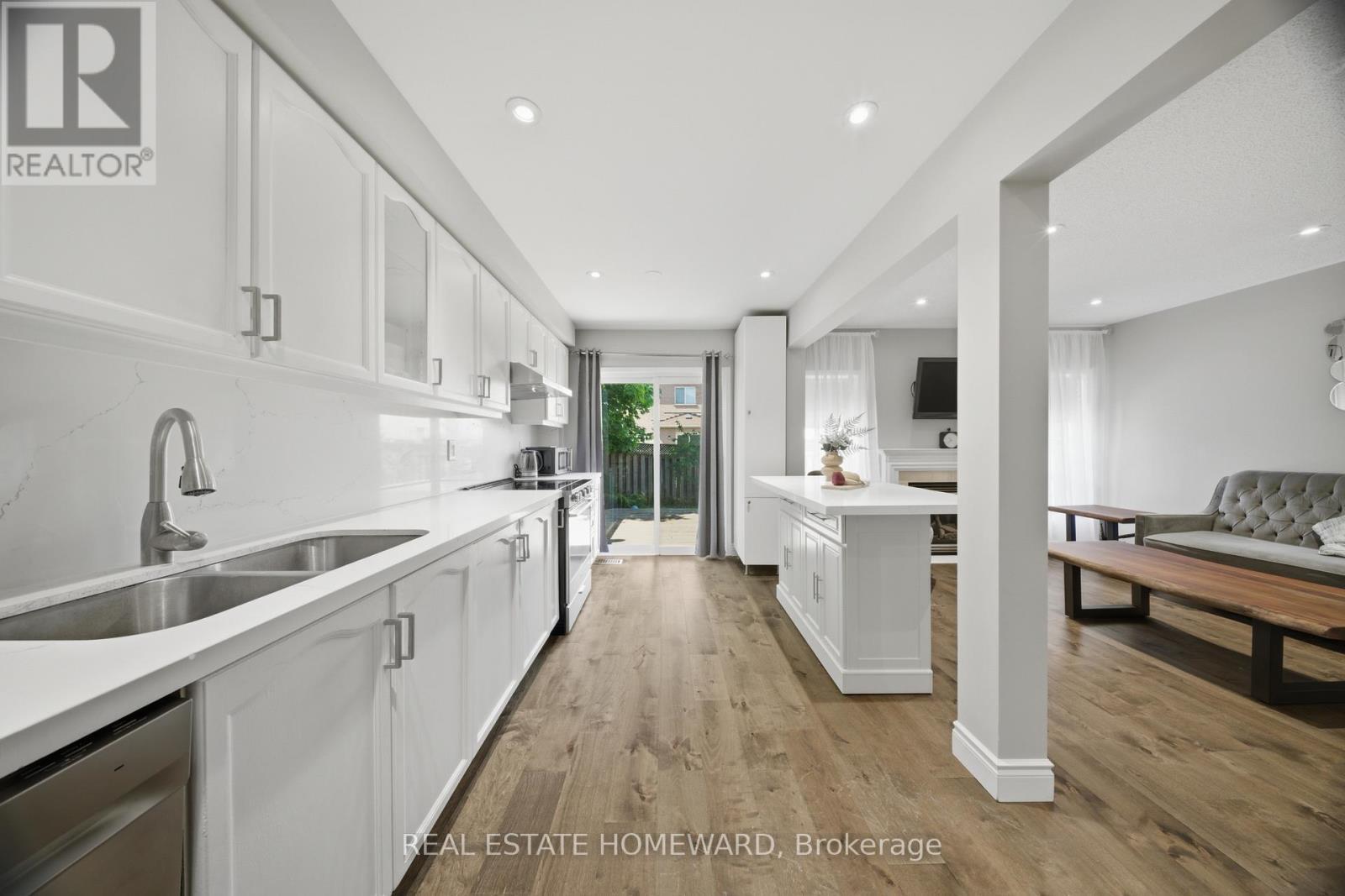 5942 Delle Donne Drive, Mississauga, ON - Indoor Photo Showing Kitchen With Double Sink With Upgraded Kitchen