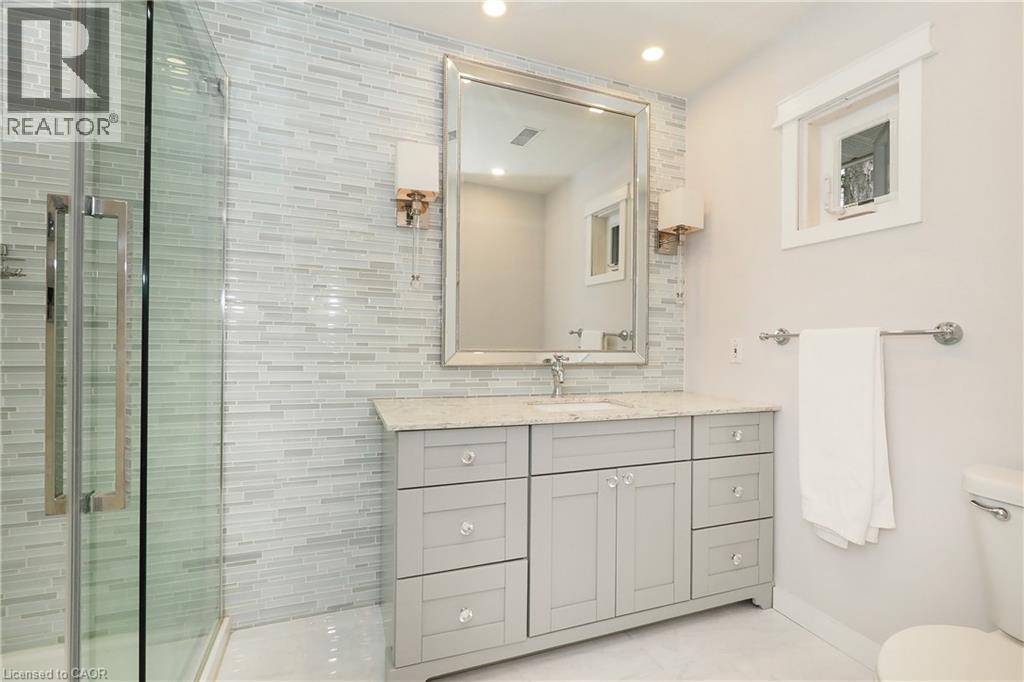 181 Lincoln Road, Waterloo, ON - Indoor Photo Showing Bathroom