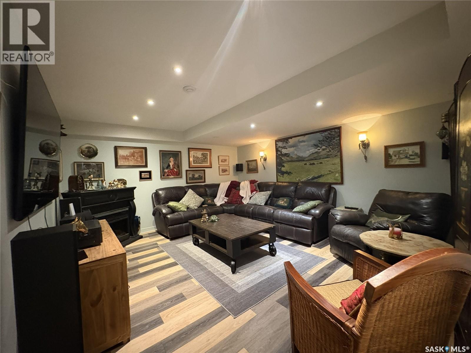 Canada Goose Lodge, Bayne Rm No. 371, SK - Indoor Photo Showing Living Room