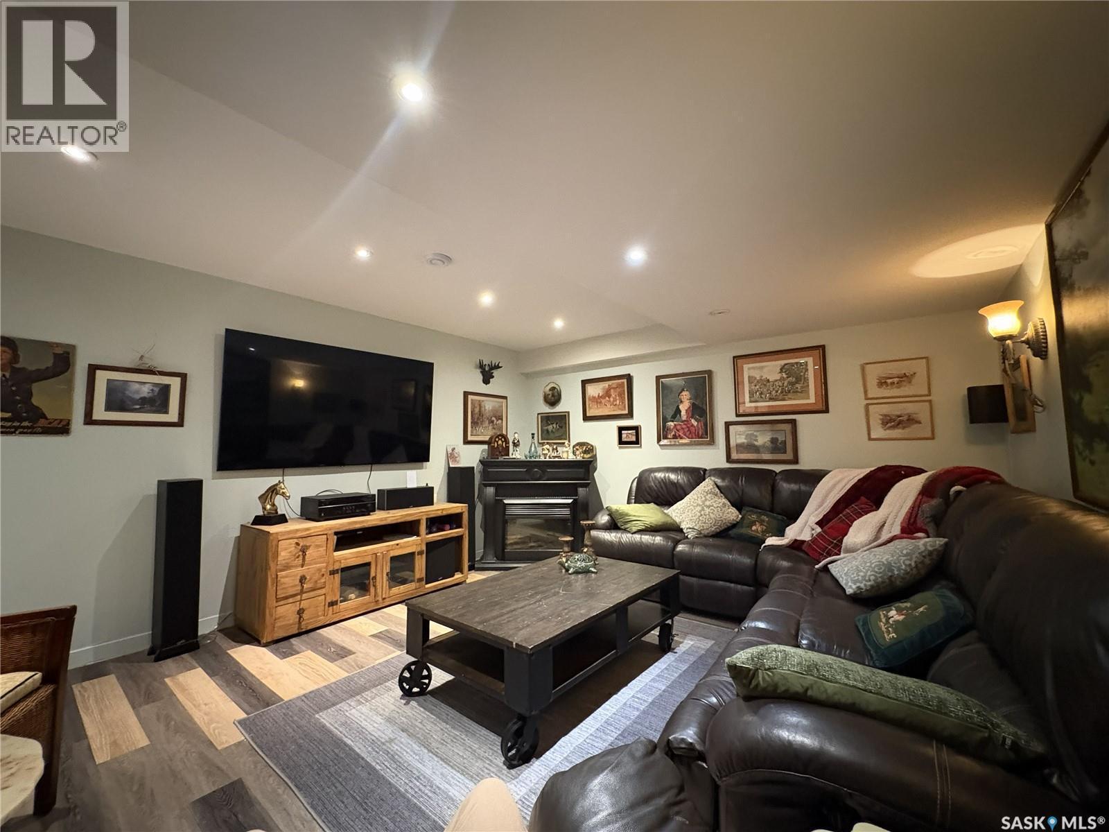 Canada Goose Lodge, Bayne Rm No. 371, SK - Indoor Photo Showing Living Room