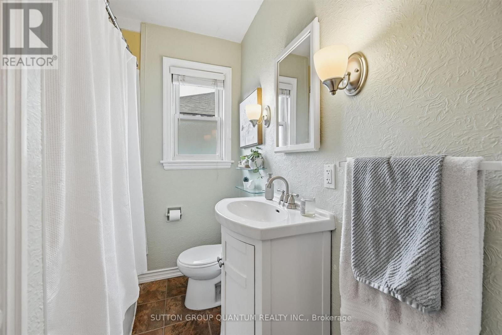 151 East 16Th Street, Hamilton, ON - Indoor Photo Showing Bathroom