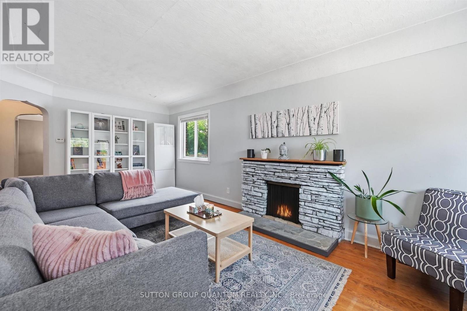 151 East 16Th Street, Hamilton, ON - Indoor Photo Showing Living Room With Fireplace