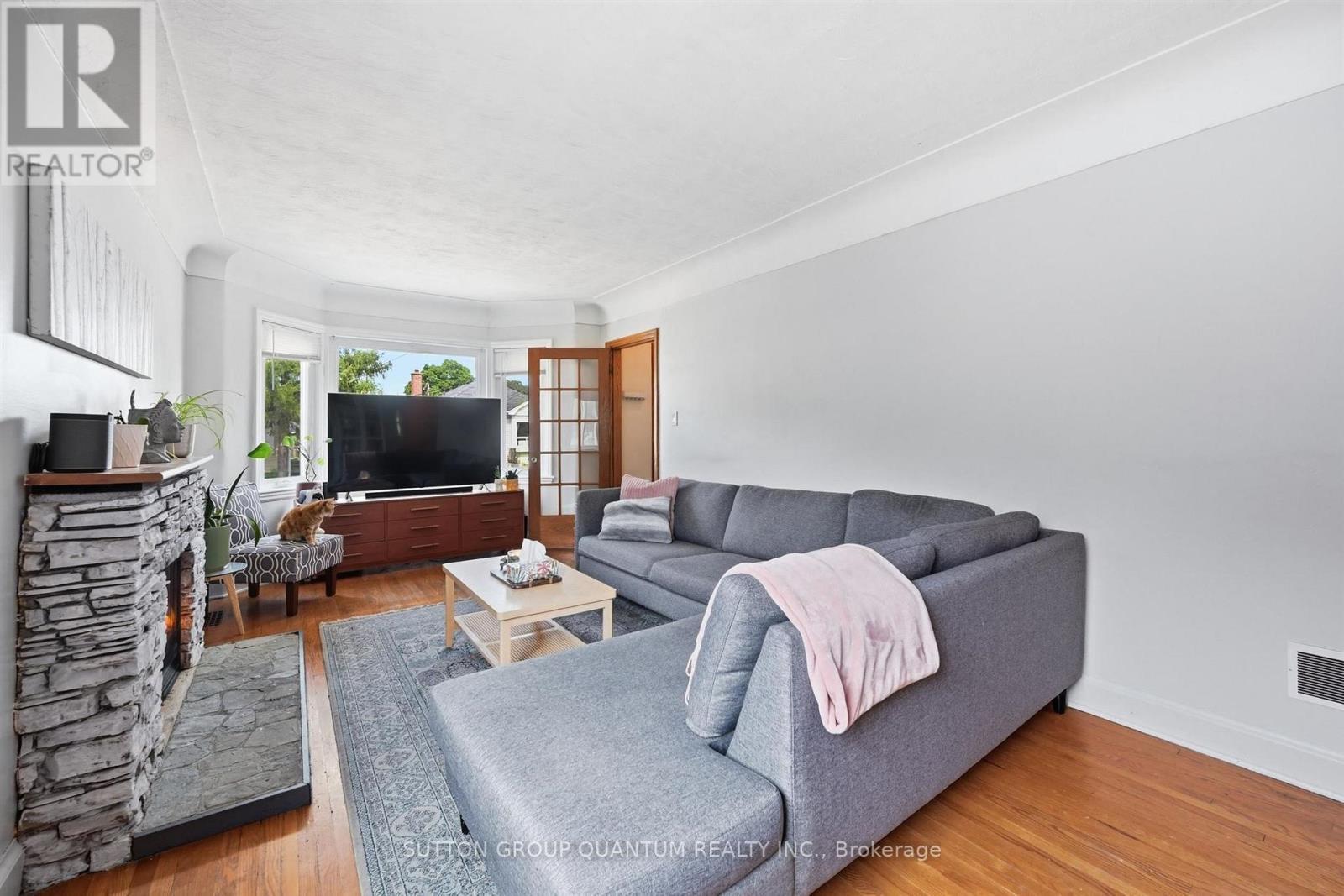 151 East 16Th Street, Hamilton, ON - Indoor Photo Showing Living Room