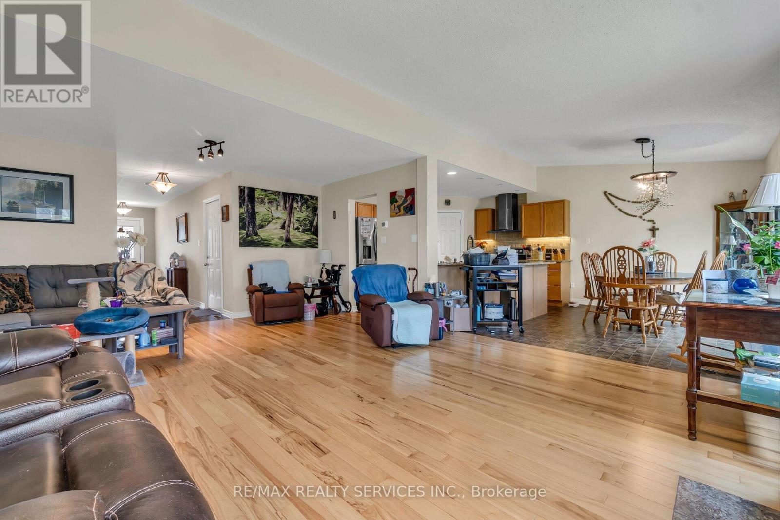 752 North Leaksdale Circle, London South, ON - Indoor Photo Showing Living Room
