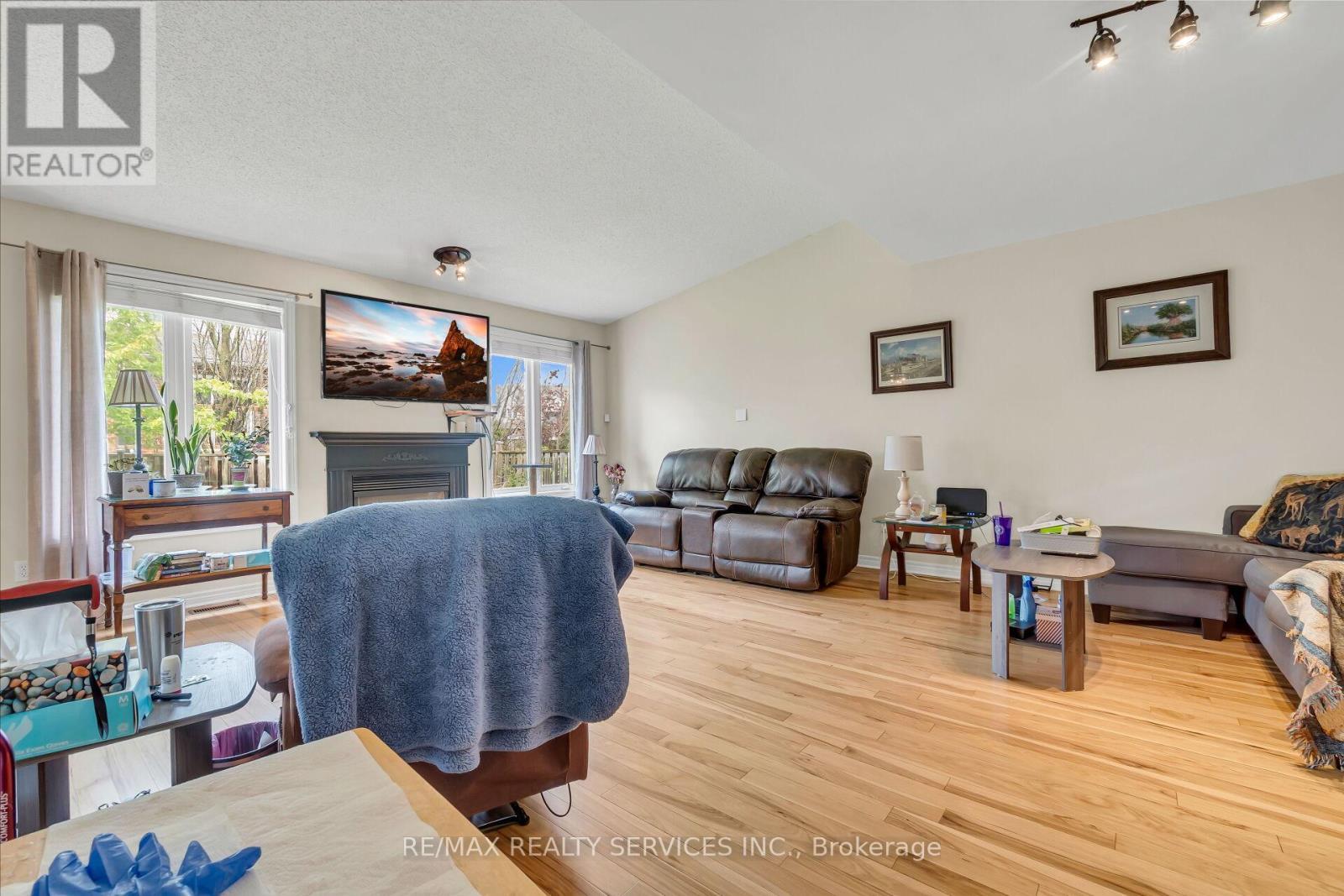 752 North Leaksdale Circle, London South, ON - Indoor Photo Showing Living Room With Fireplace