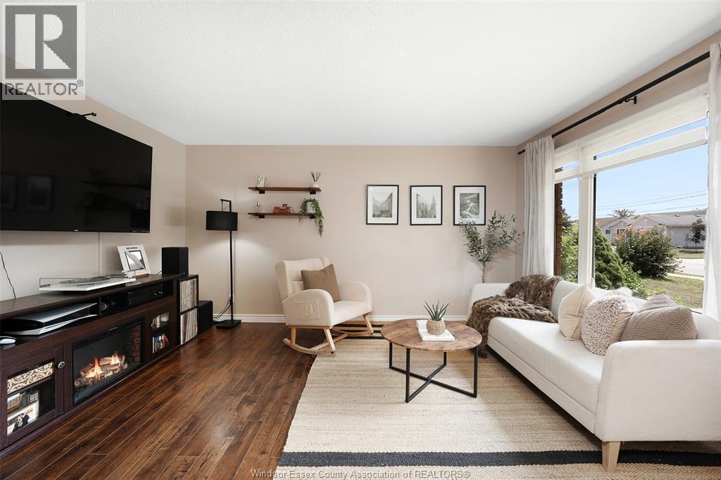 347 St. Peter Street, Belle River, ON - Indoor Photo Showing Living Room