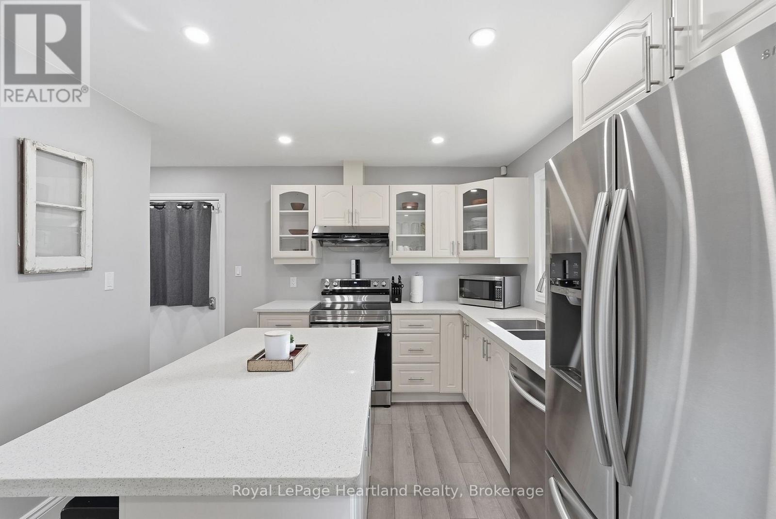 20 Queen Street W, Minto, ON - Indoor Photo Showing Kitchen With Double Sink