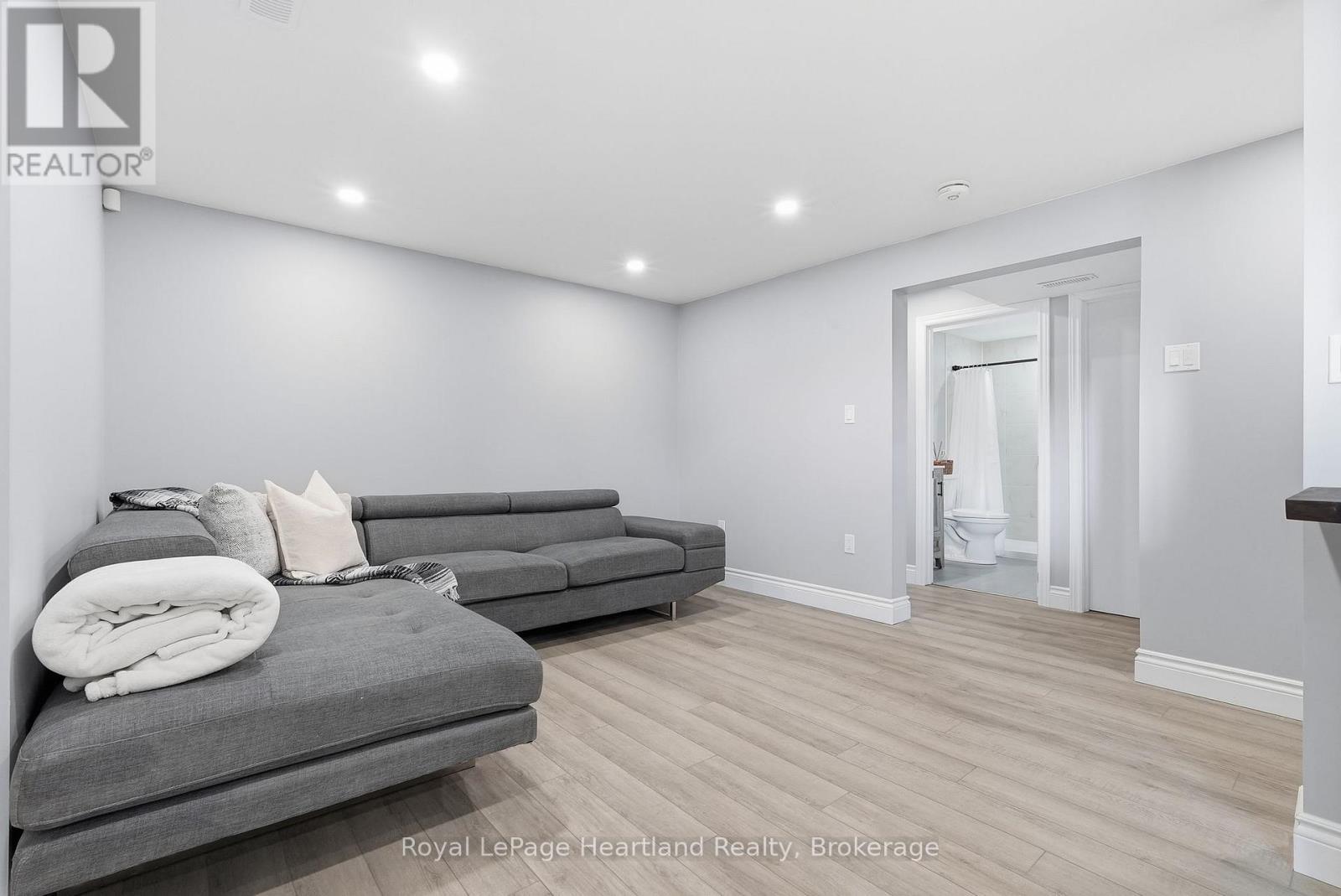 20 Queen Street W, Minto, ON - Indoor