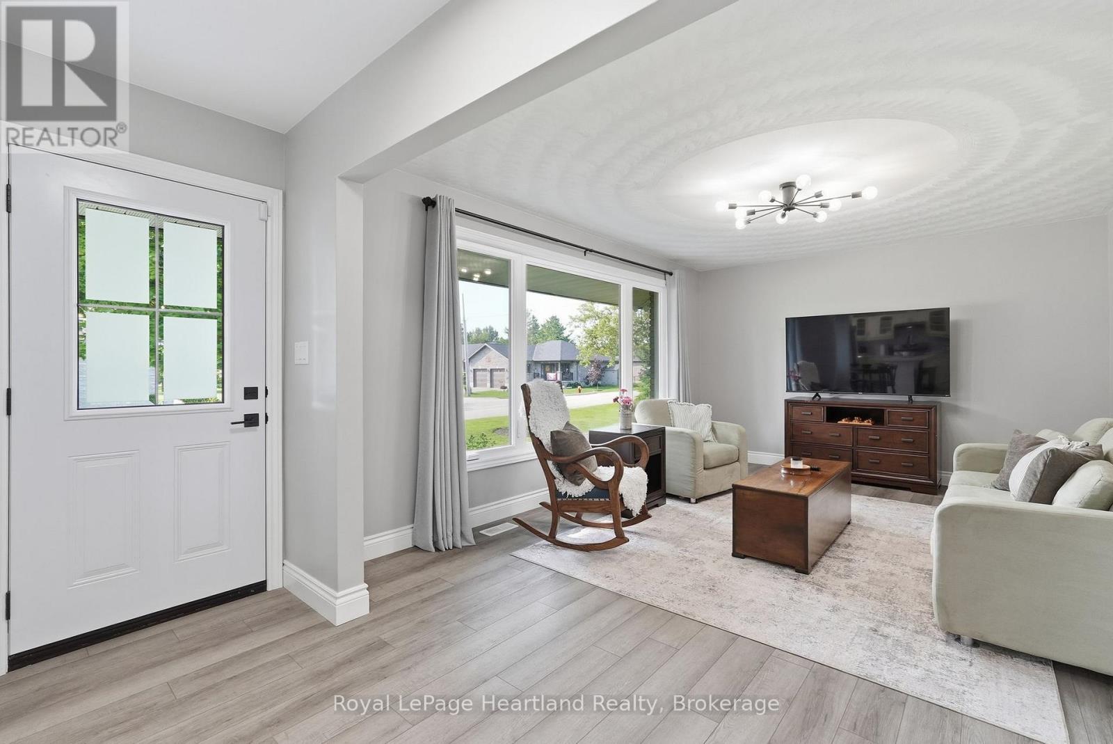 20 Queen Street W, Minto, ON - Indoor Photo Showing Living Room
