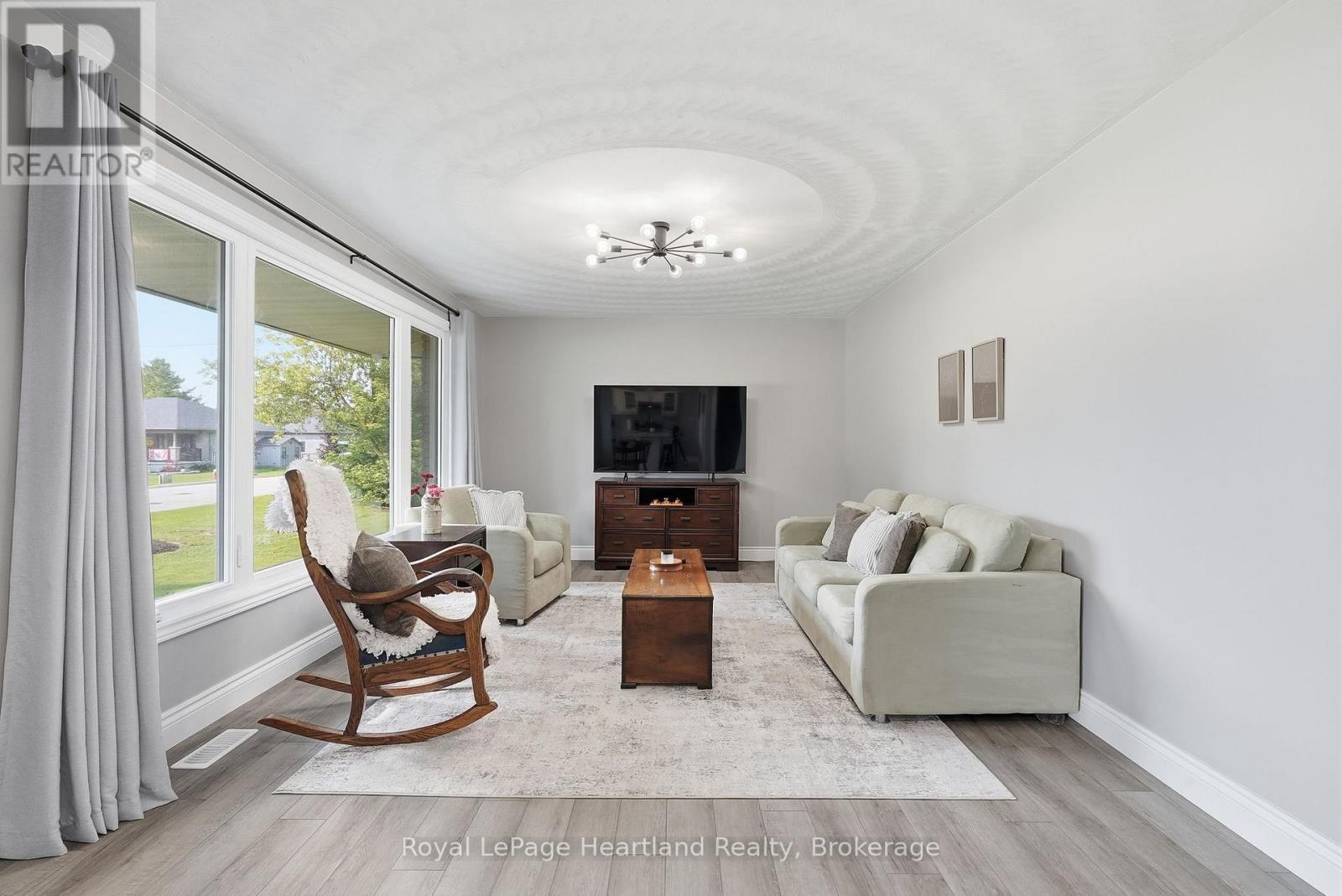 20 Queen Street W, Minto, ON - Indoor Photo Showing Living Room