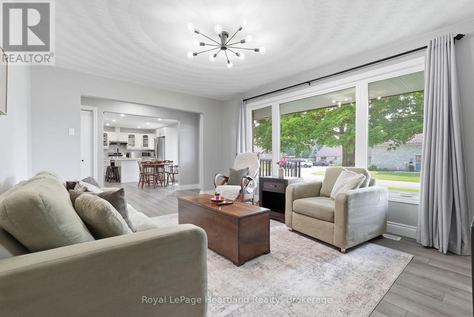 20 Queen Street W, Minto, ON - Indoor Photo Showing Living Room