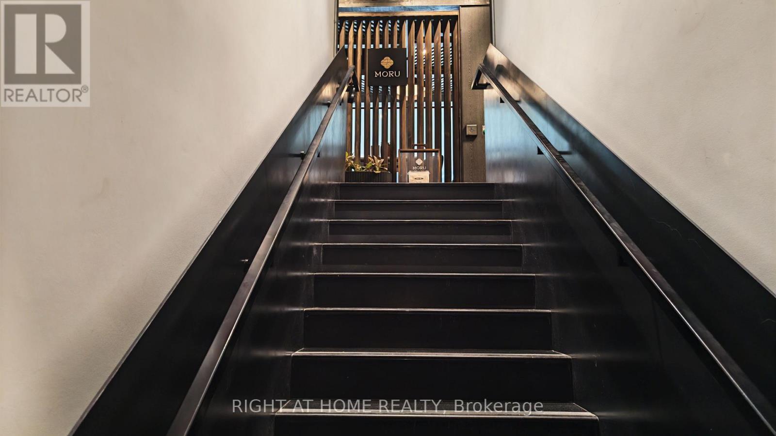Upper - 6 Eglinton Avenue E, Toronto, ON