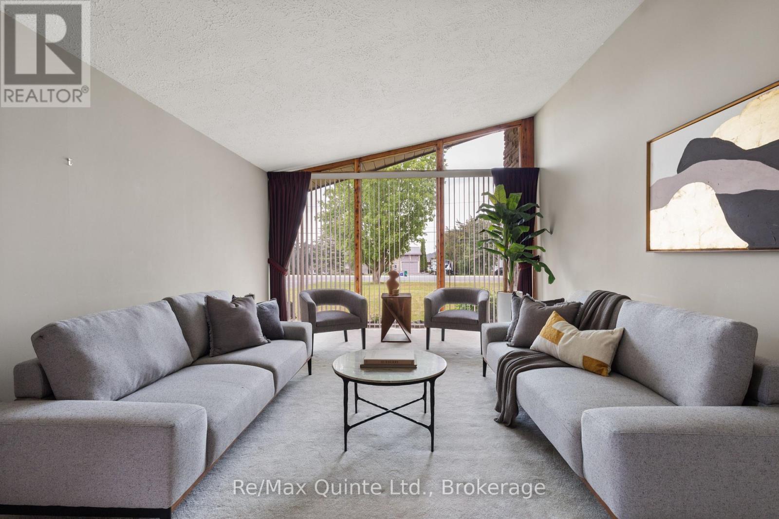 366 Farnham Road, Belleville (Thurlow Ward), ON - Indoor Photo Showing Living Room