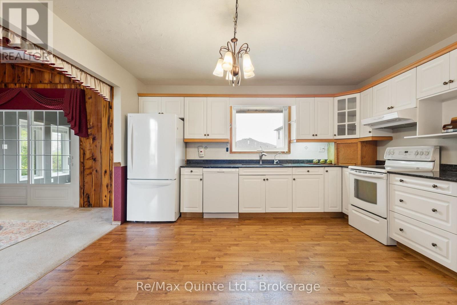 366 Farnham Road, Belleville (Thurlow Ward), ON - Indoor Photo Showing Kitchen