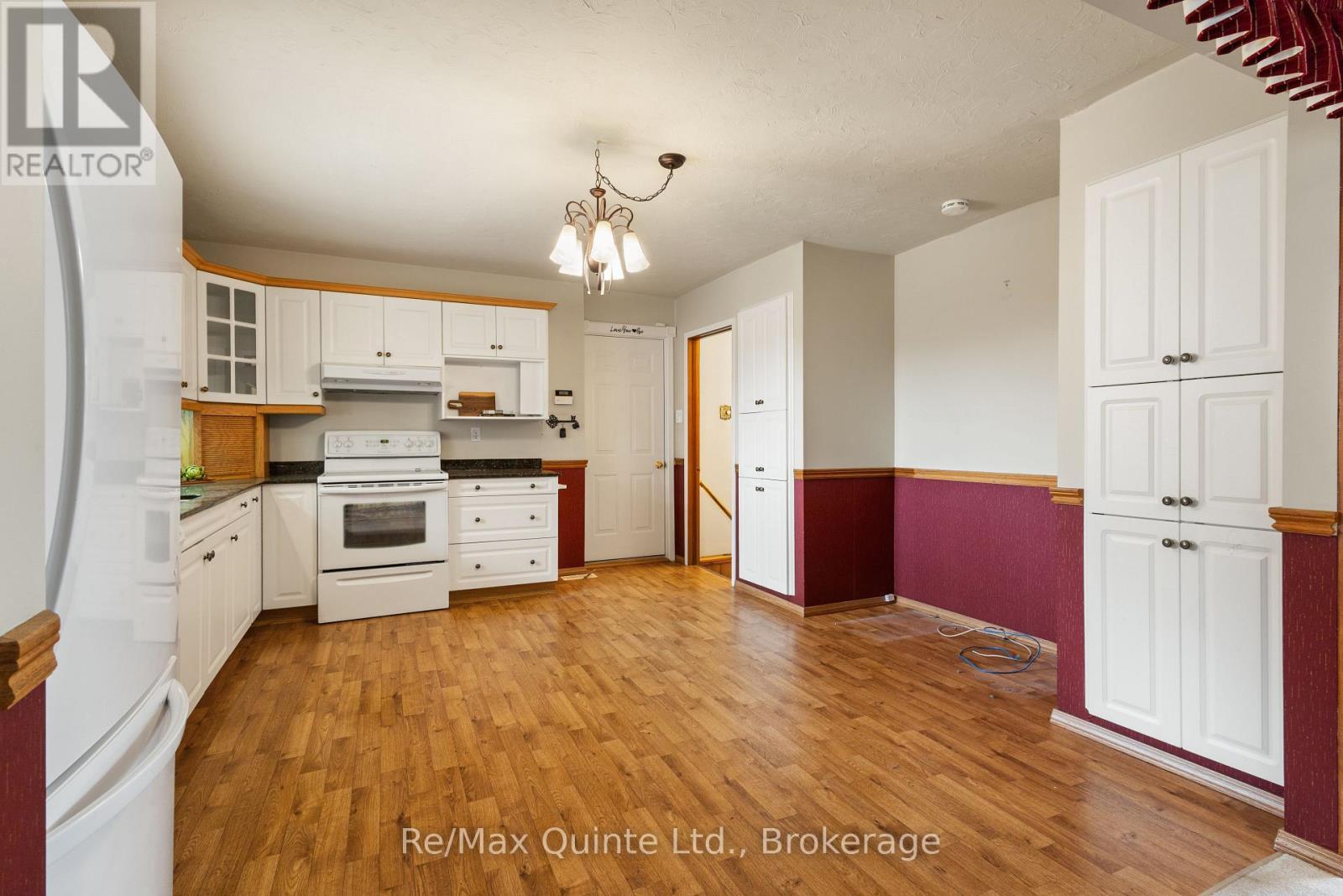 366 Farnham Road, Belleville (Thurlow Ward), ON - Indoor Photo Showing Kitchen