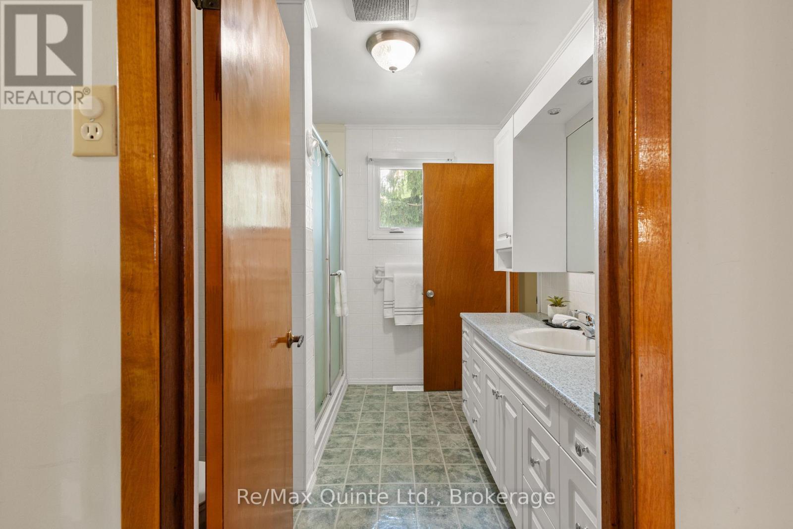 366 Farnham Road, Belleville (Thurlow Ward), ON - Indoor Photo Showing Bathroom