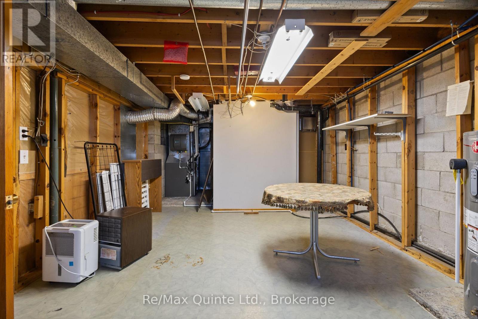 366 Farnham Road, Belleville (Thurlow Ward), ON - Indoor Photo Showing Basement
