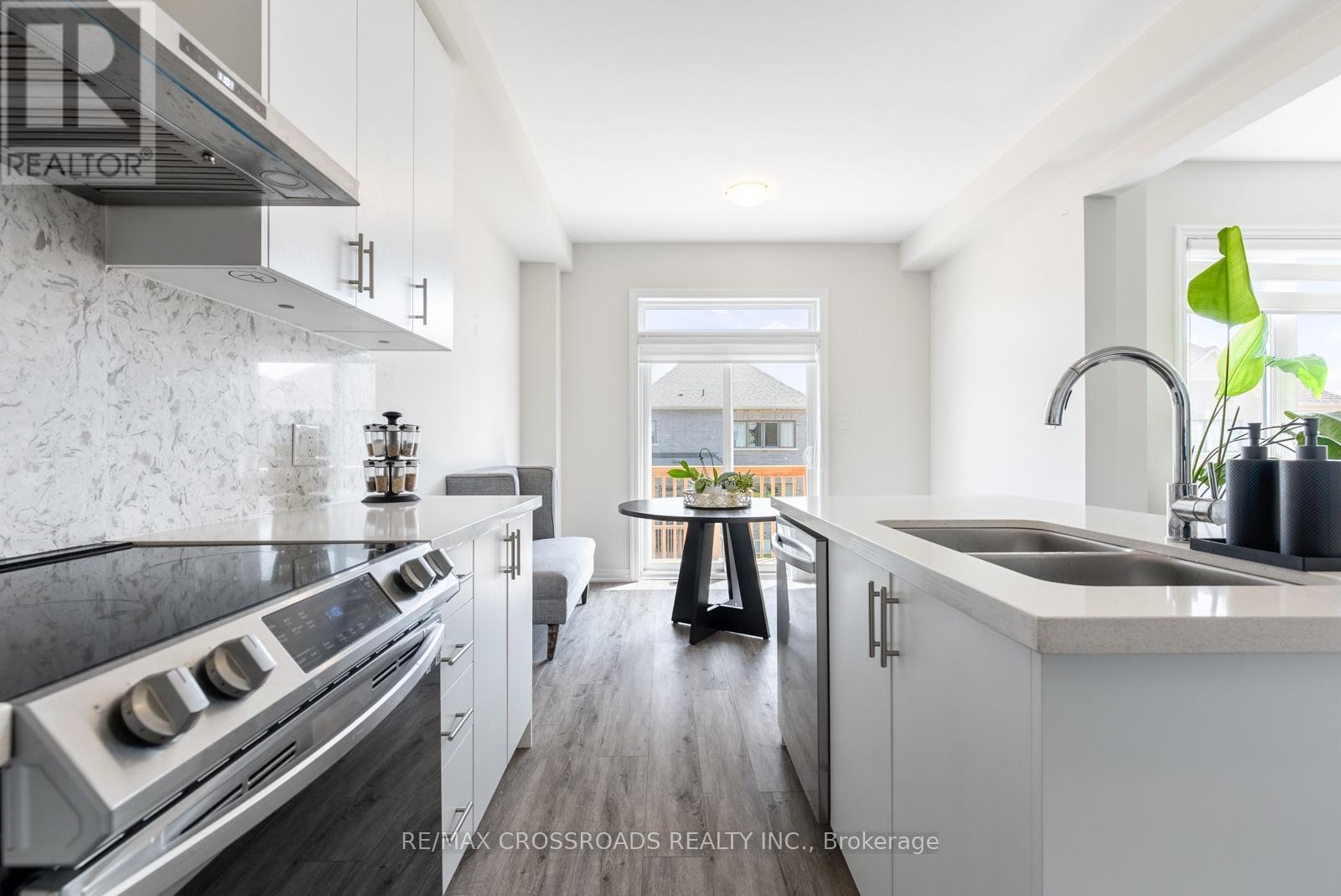 47 Ed Ewert Avenue, Clarington, ON - Indoor Photo Showing Kitchen With Double Sink With Upgraded Kitchen