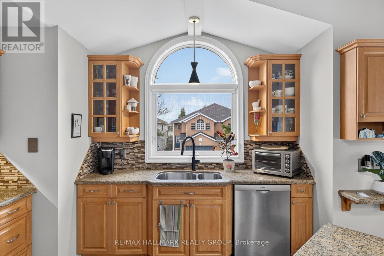 139 Castle Glen Crescent, Ottawa, ON - Indoor Photo Showing Kitchen With Double Sink
