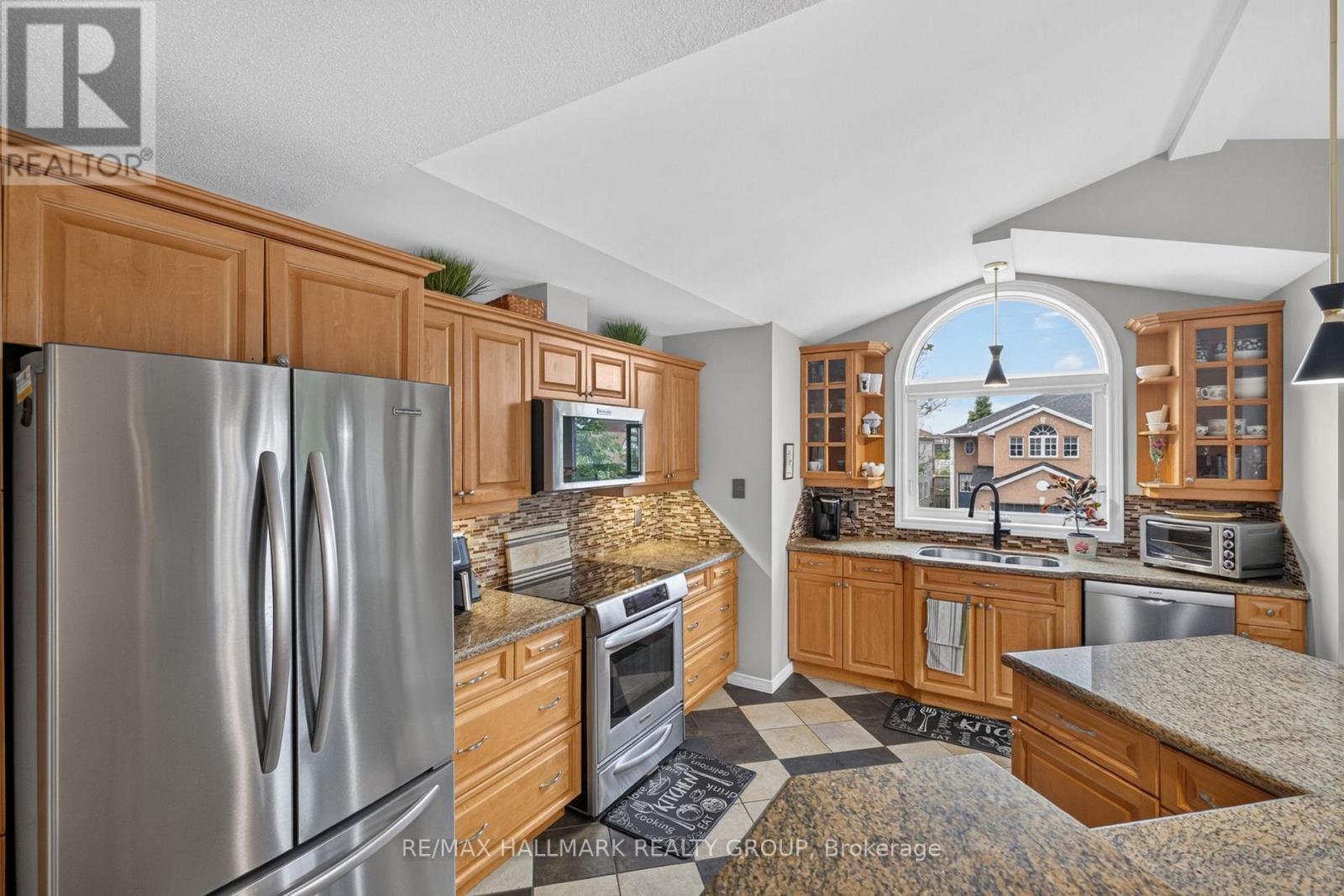 139 Castle Glen Crescent, Ottawa, ON - Indoor Photo Showing Kitchen With Stainless Steel Kitchen With Double Sink