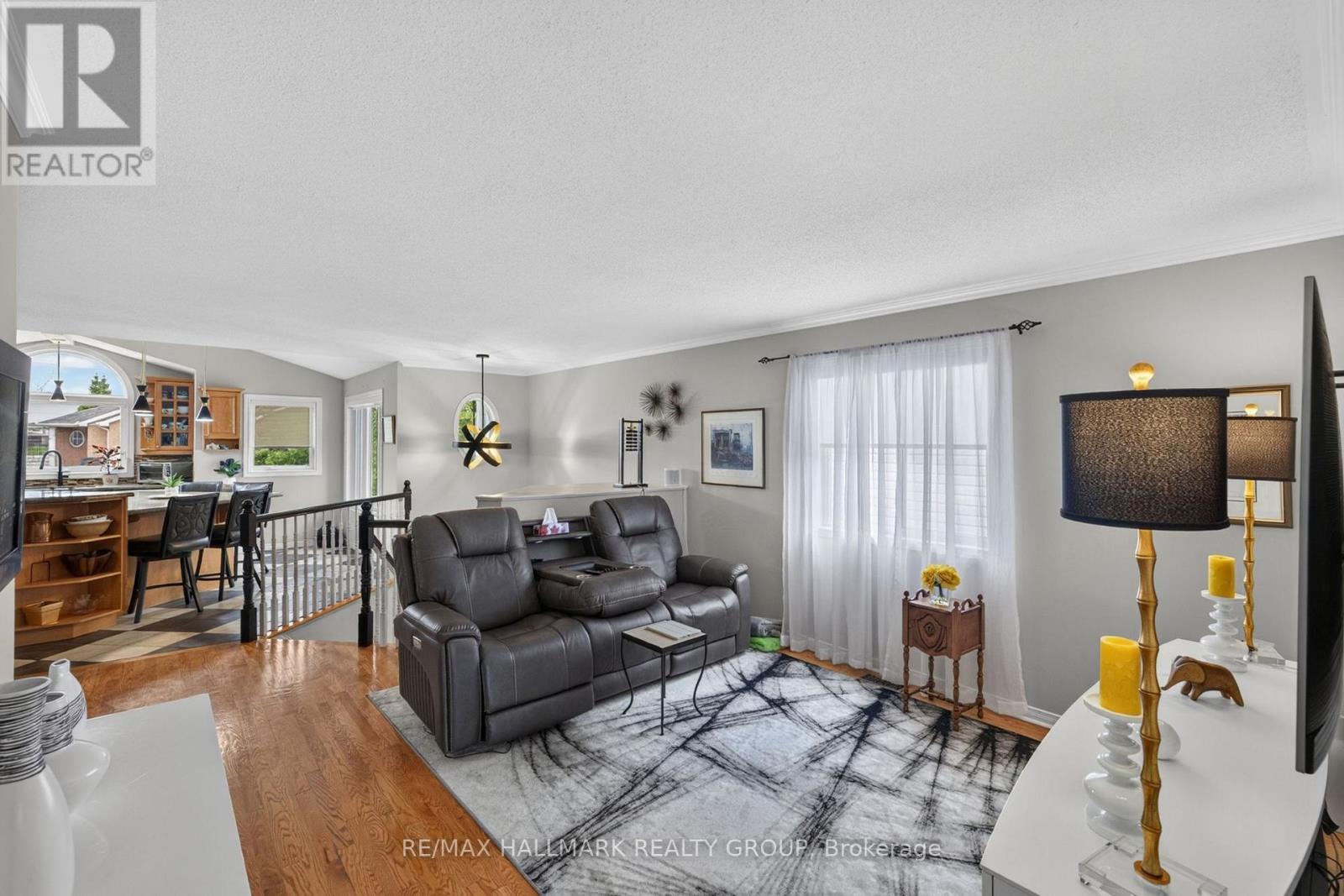 139 Castle Glen Crescent, Ottawa, ON - Indoor Photo Showing Living Room