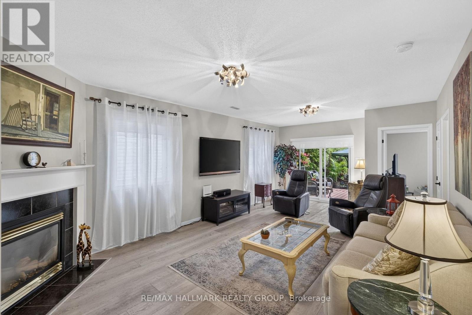 139 Castle Glen Crescent, Ottawa, ON - Indoor Photo Showing Living Room With Fireplace