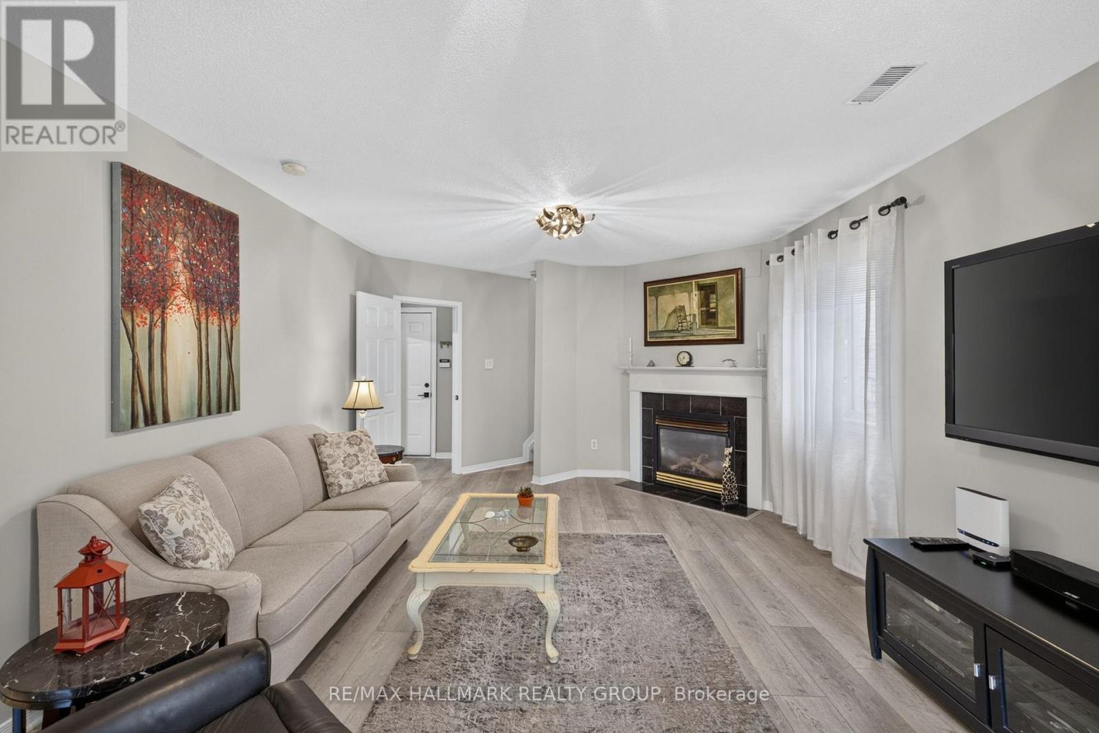 139 Castle Glen Crescent, Ottawa, ON - Indoor Photo Showing Living Room With Fireplace