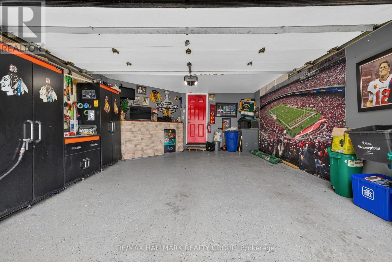 139 Castle Glen Crescent, Ottawa, ON - Indoor Photo Showing Garage