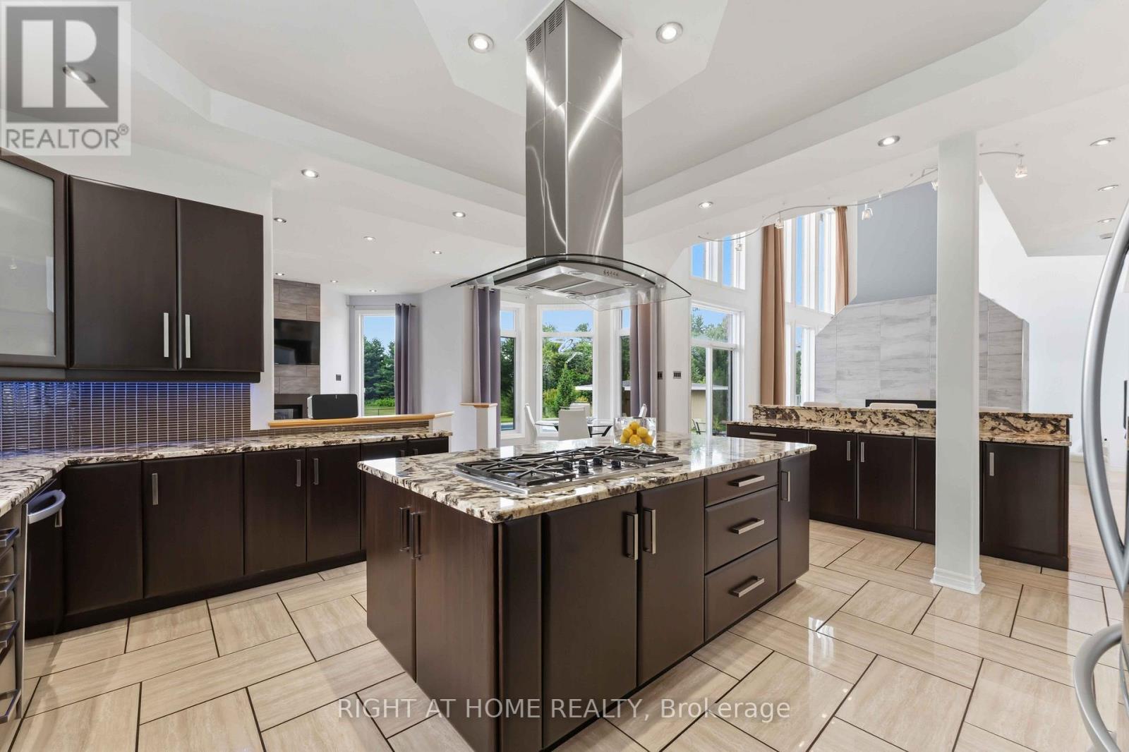 1607 Landel Drive, Ottawa, ON - Indoor Photo Showing Kitchen With Upgraded Kitchen