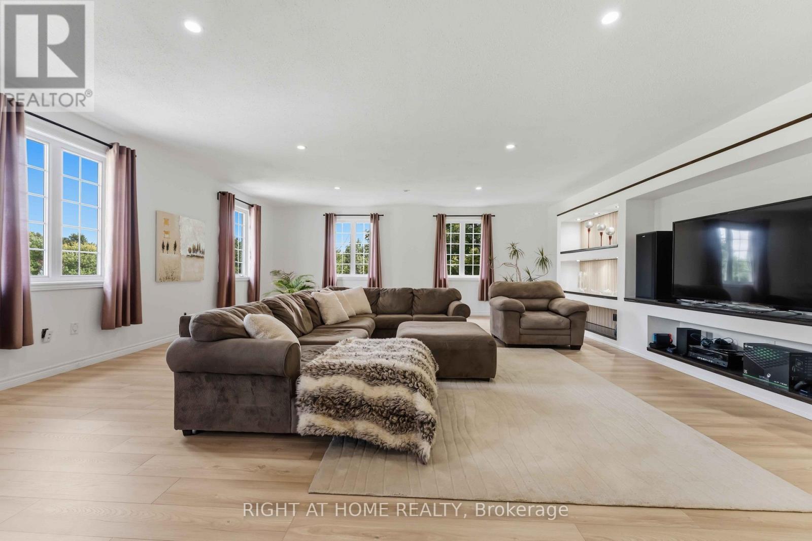 1607 Landel Drive, Ottawa, ON - Indoor Photo Showing Living Room