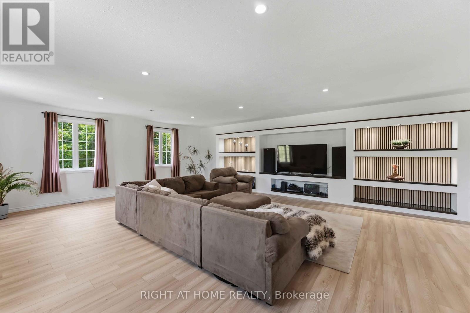 1607 Landel Drive, Ottawa, ON - Indoor Photo Showing Living Room