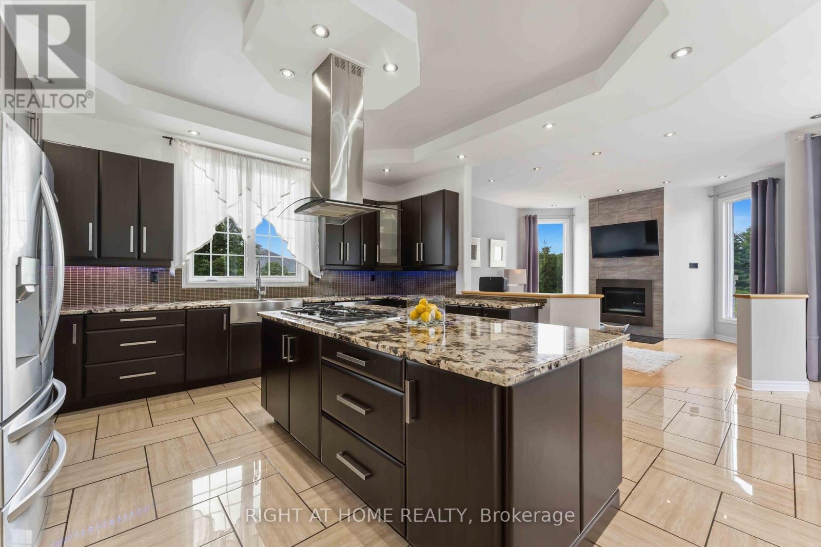 1607 Landel Drive, Ottawa, ON - Indoor Photo Showing Kitchen With Upgraded Kitchen