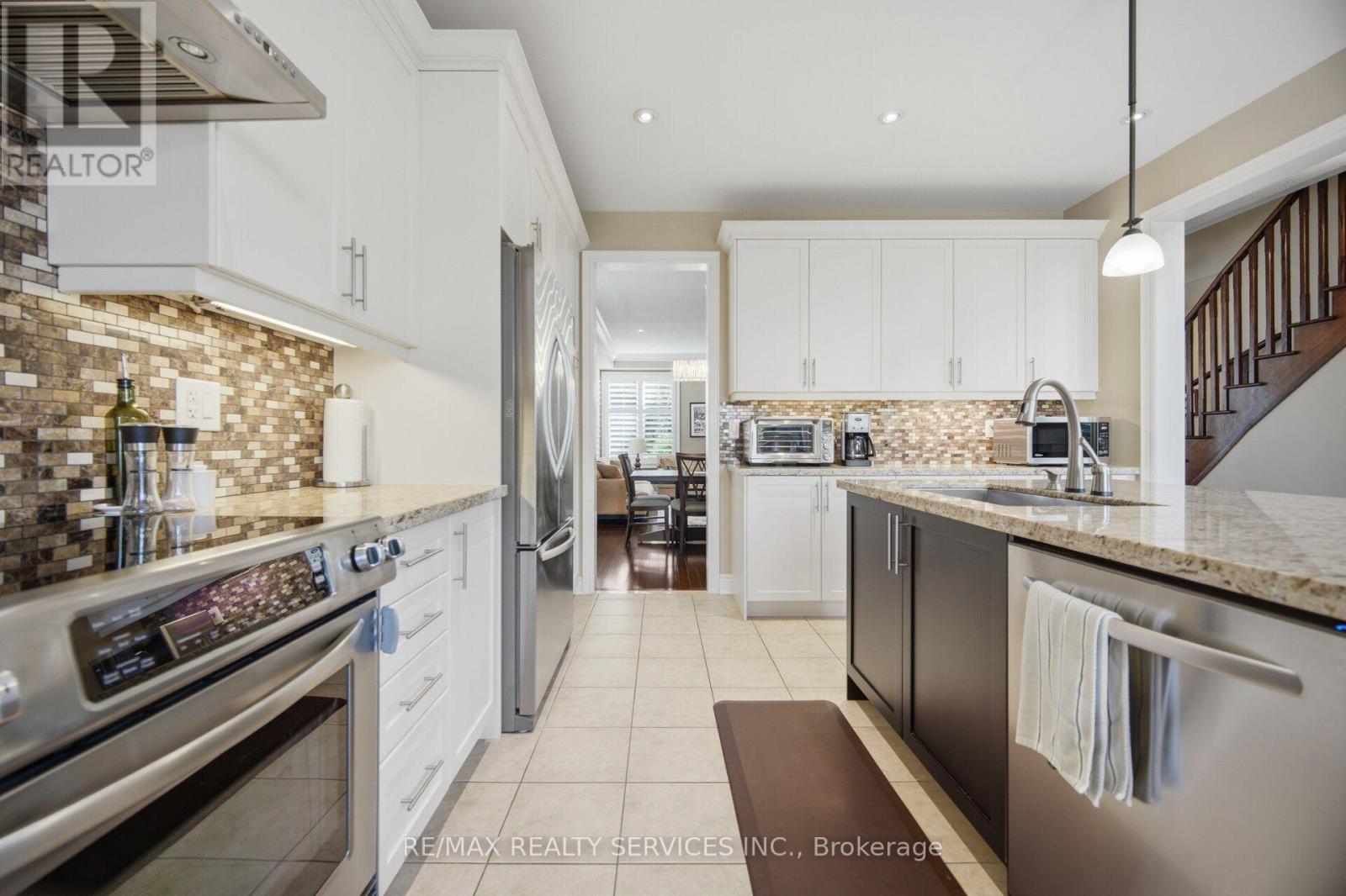 49 Learmont Avenue, Caledon, ON - Indoor Photo Showing Kitchen With Upgraded Kitchen