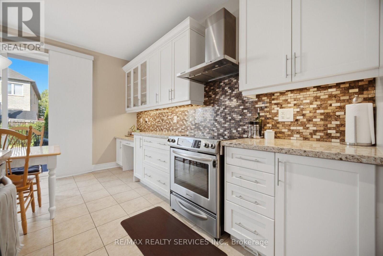 49 Learmont Avenue, Caledon, ON - Indoor Photo Showing Kitchen With Upgraded Kitchen