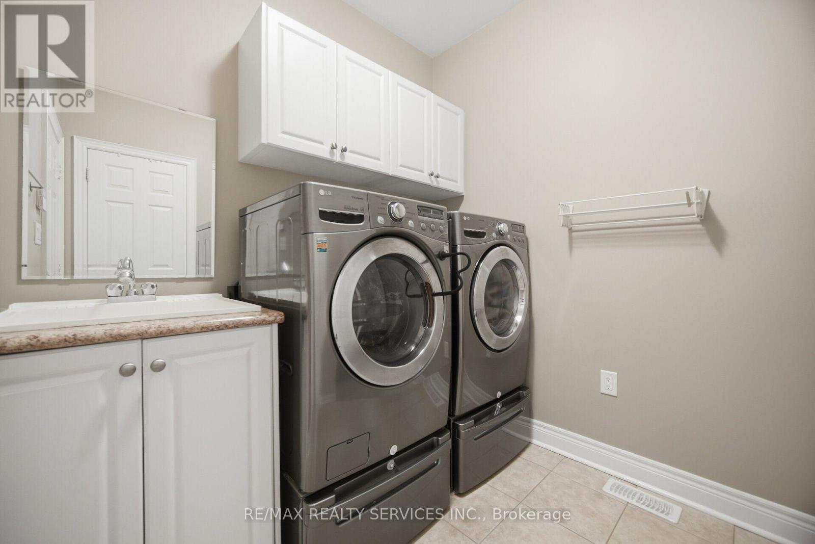 49 Learmont Avenue, Caledon, ON - Indoor Photo Showing Laundry Room